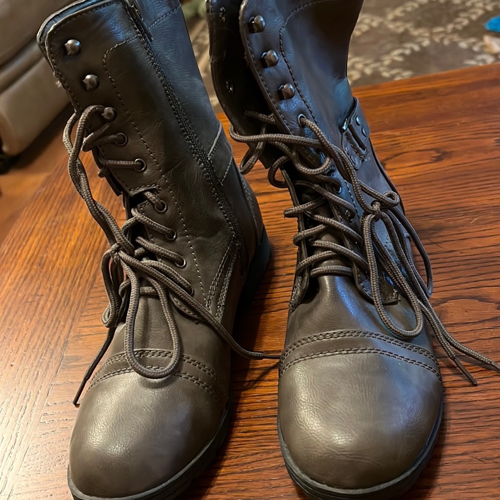 NWOT Red Circle Super Cute Boots